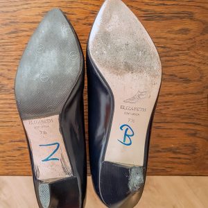 Foto van de onderkant van damesschoenen, waarvan een met een zool van Topy. De foto van de schoenen hoort bij het gedicht "Kunstlicht".
