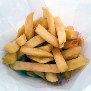 Foto van friet of patat in een zak bij het gedicht "Slappe hap".