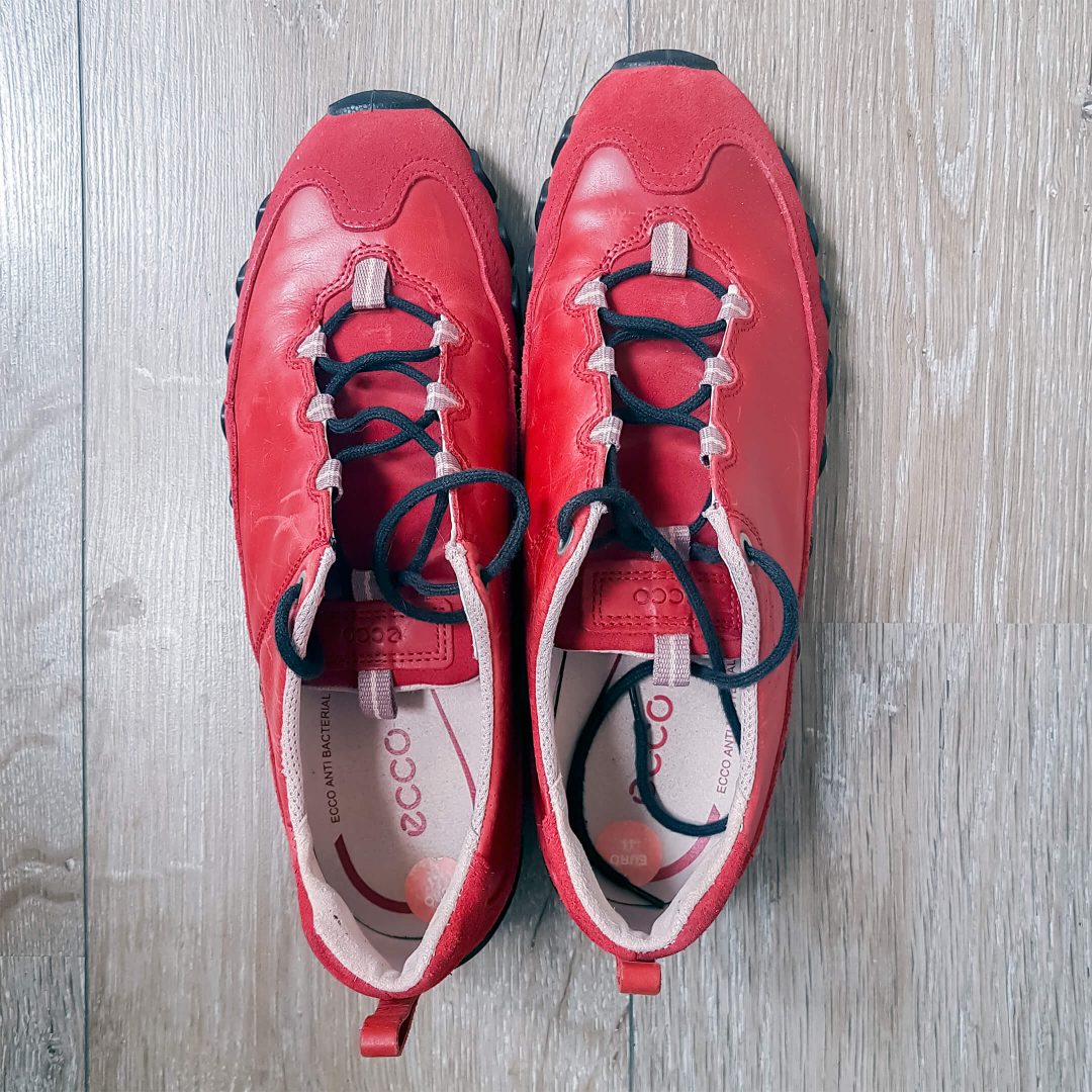 Foto van rode schoenen van het merk Ecco. De foto hoort bij het gedicht over de fysiotherapeut.